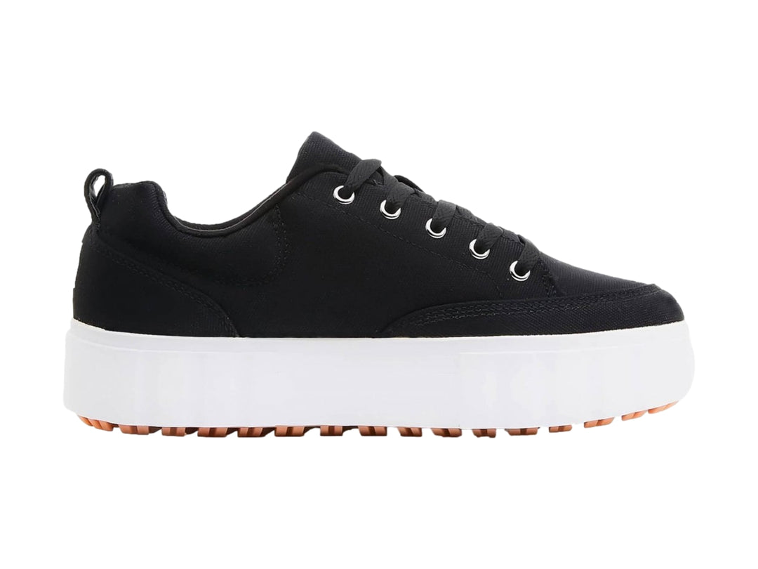 Tenis FILA negros con suela de plataforma blanca y base color café.