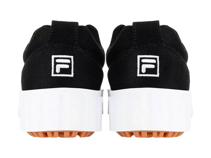Tenis FILA negros con suela de plataforma blanca y base color café.