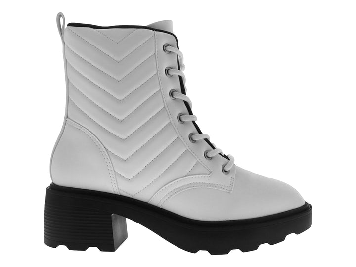 Bota blanca de cuero con detalles en negro, suela track gruesa y diseño de costuras en zigzag.
