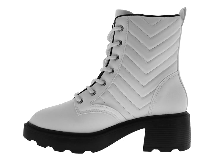 Bota blanca de cuero con detalles en negro, suela track gruesa y diseño de costuras en zigzag.