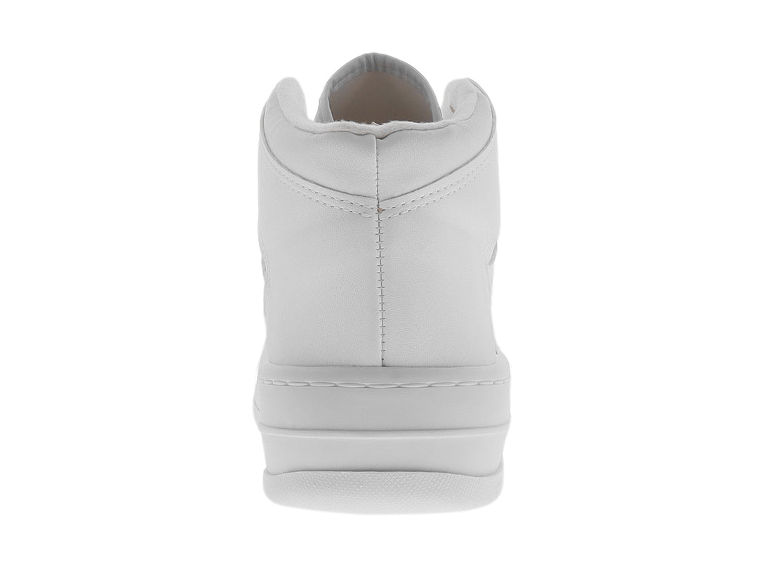 Tenis Vizzano color blanco con detalles dorados, diseño casual y suela plana sobre fondo blanco.