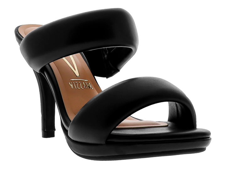 Sandalia de tacón alto color negro con correas anchas y acolchadas.