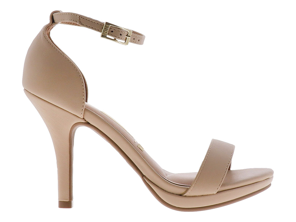 Sandalia de tacón alto color beige con correa ajustable al tobillo y diseño minimalista para mujer.