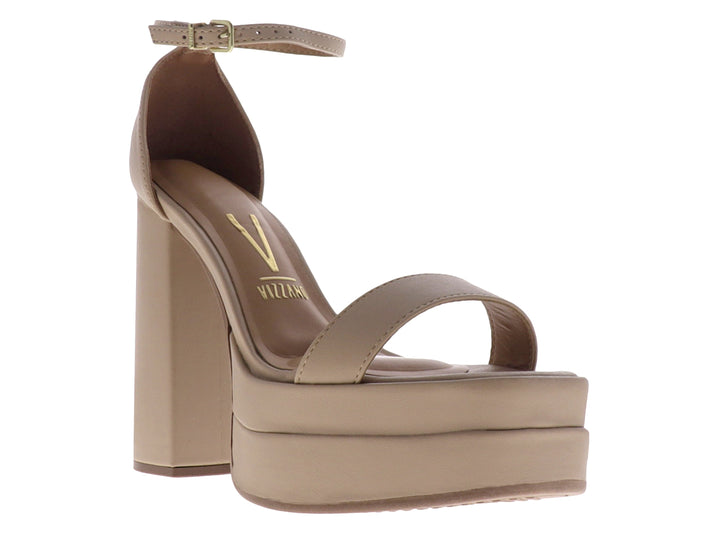 Sandalia de plataforma color beige con tacón grueso y correa ajustable al tobillo para mujer.