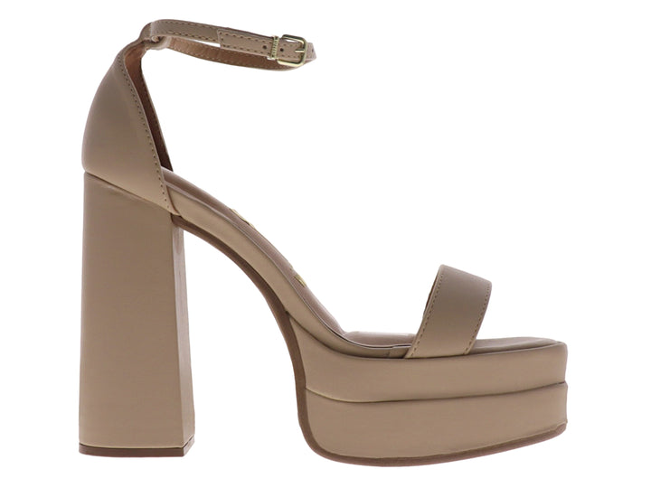 Sandalia de plataforma color beige con tacón grueso y correa ajustable al tobillo para mujer.