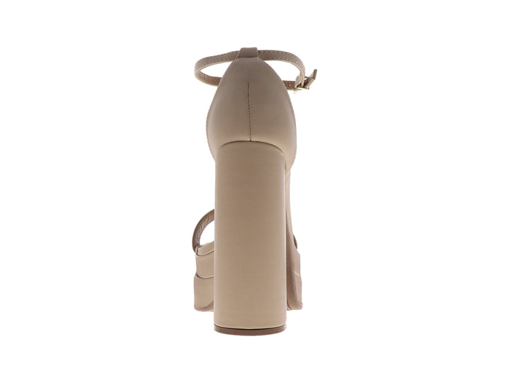 Sandalia de plataforma color beige con tacón grueso y correa ajustable al tobillo para mujer.