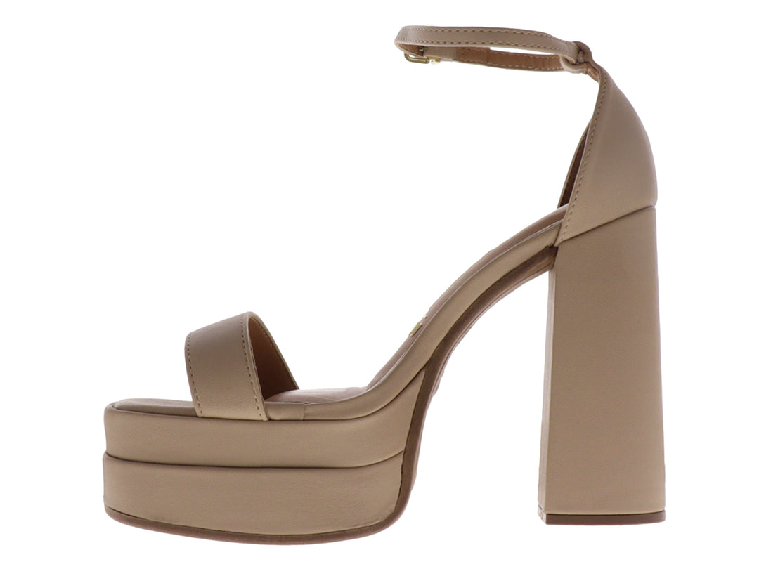 Sandalia de plataforma color beige con tacón grueso y correa ajustable al tobillo para mujer.