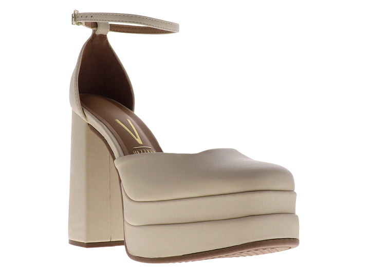 Zapato de tacón plataforma color crema con correa al tobillo.