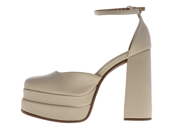 Zapato de tacón plataforma color crema con correa al tobillo.