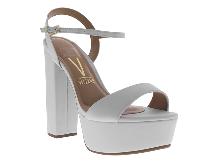 Sandalia blanca de plataforma con tacón grueso y correa al tobillo.