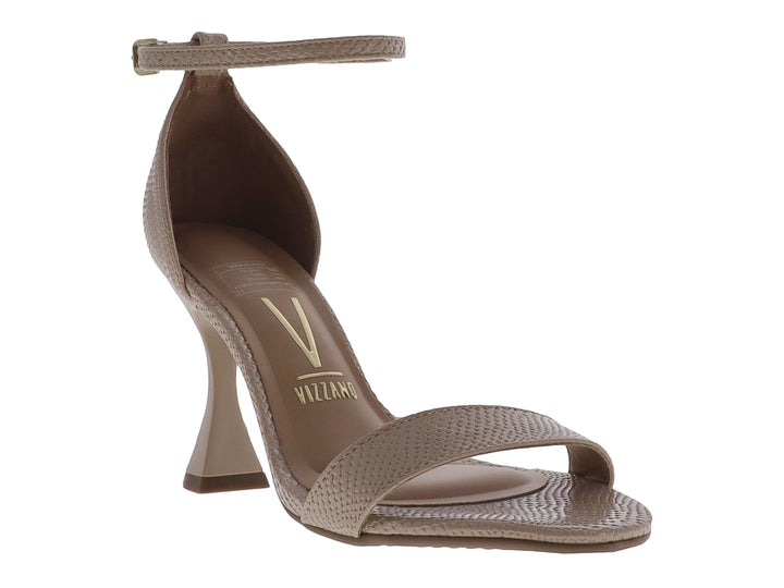 Sandalia de tacón cuadrado color beige con textura de piel de lagarto y correa al tobillo.