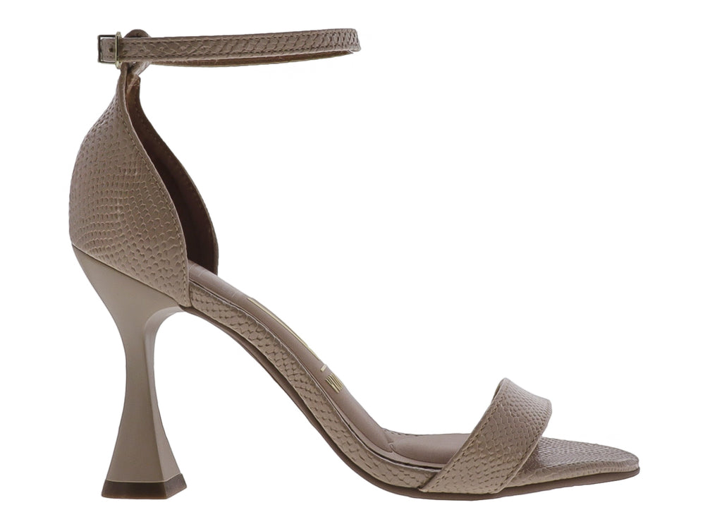 Sandalia de tacón cuadrado color beige con textura de piel de lagarto y correa al tobillo.