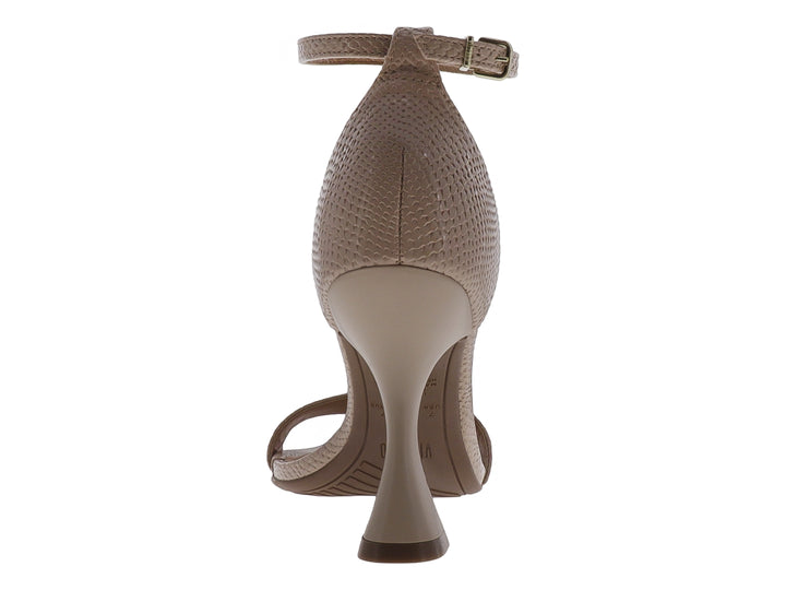 Sandalia de tacón cuadrado color beige con textura de piel de lagarto y correa al tobillo.