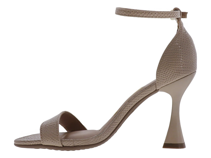 Sandalia de tacón cuadrado color beige con textura de piel de lagarto y correa al tobillo.