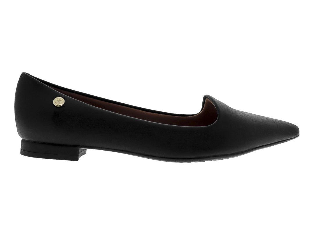 Zapato plano color negro de punta afilada con un pequeño detalle metálico dorado lateral.