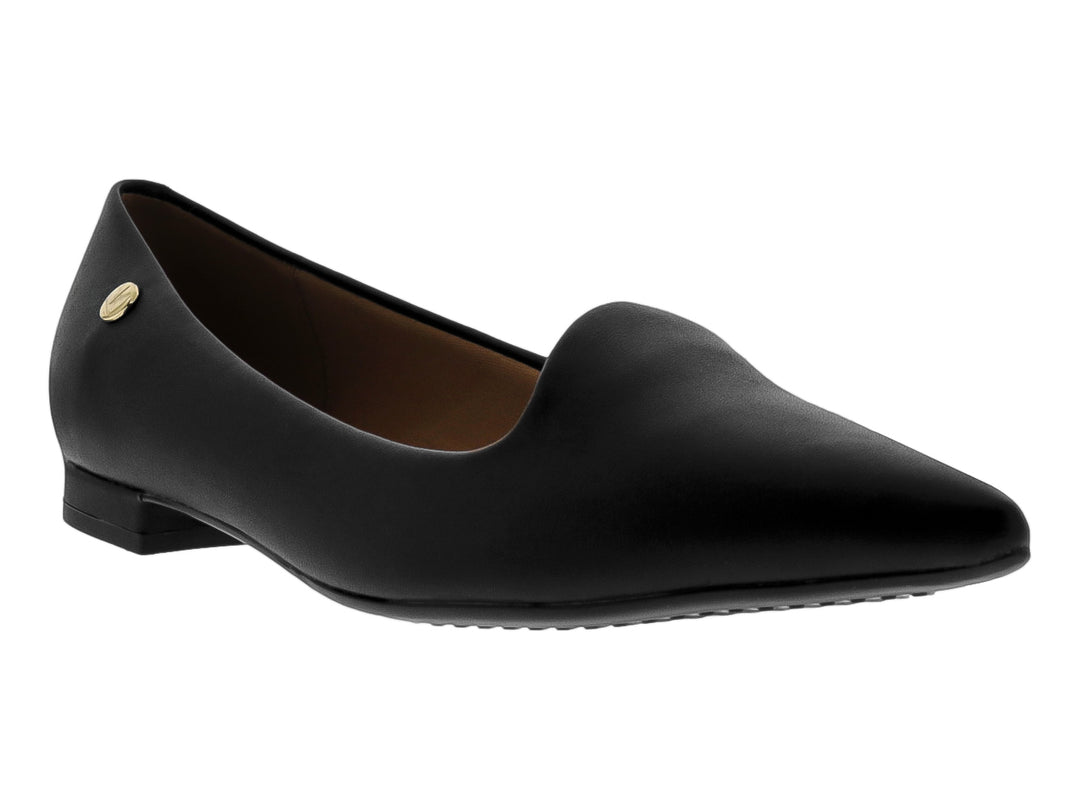 Zapato plano color negro de punta afilada con un pequeño detalle metálico dorado lateral.