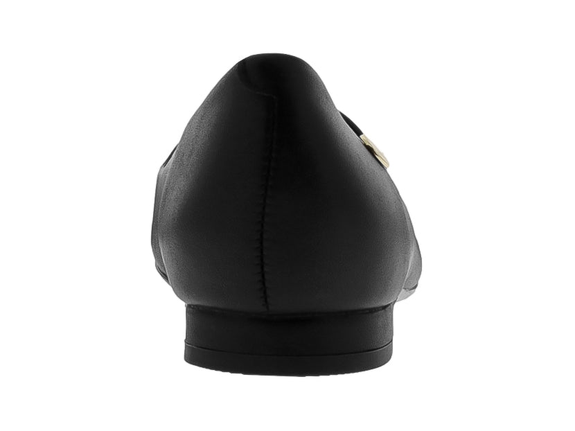 Zapato plano color negro de punta afilada con un pequeño detalle metálico dorado lateral.