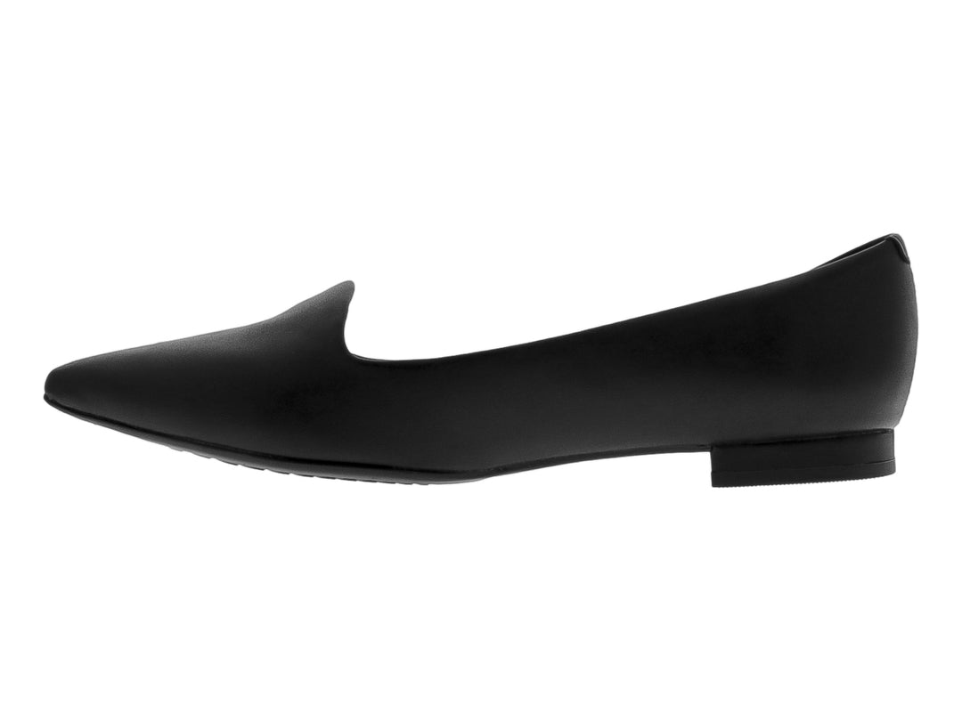 Zapato plano color negro de punta afilada con un pequeño detalle metálico dorado lateral.