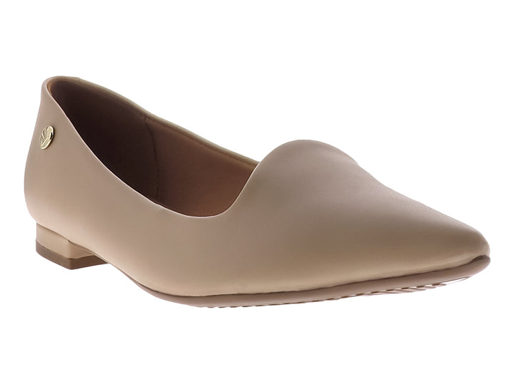 Zapato plano para mujer de color beige, diseño cerrado y minimalista con textura lisa mate.