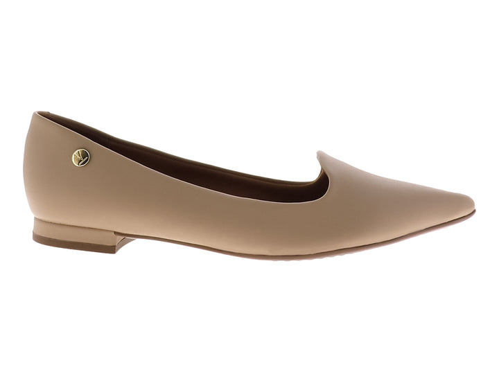 Zapato plano para mujer de color beige, diseño cerrado y minimalista con textura lisa mate.