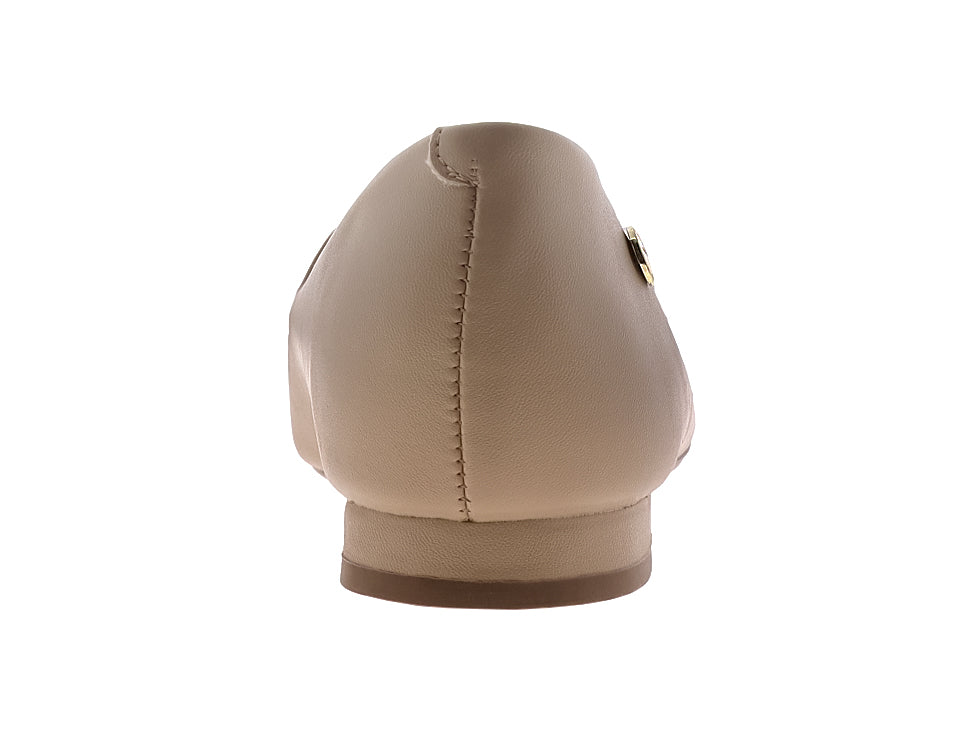 Zapato plano para mujer de color beige, diseño cerrado y minimalista con textura lisa mate.