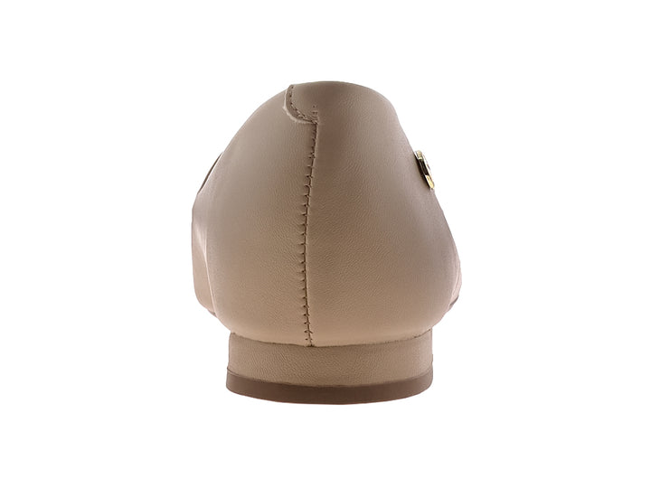 Zapato plano para mujer de color beige, diseño cerrado y minimalista con textura lisa mate.