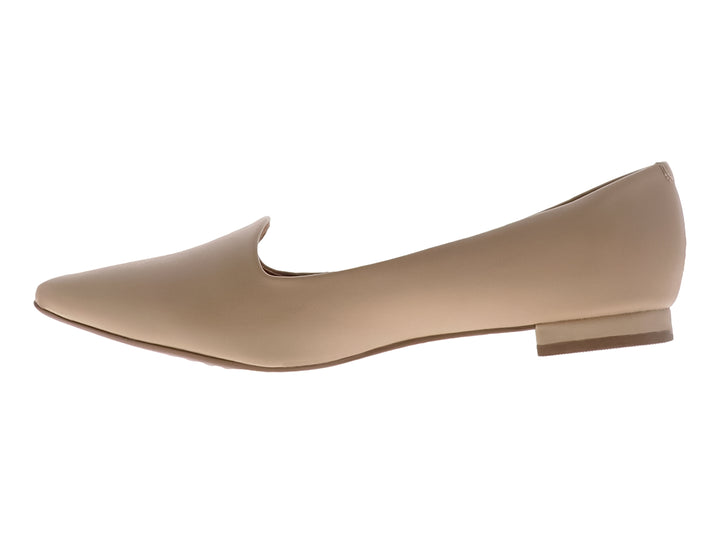 Zapato plano para mujer de color beige, diseño cerrado y minimalista con textura lisa mate.