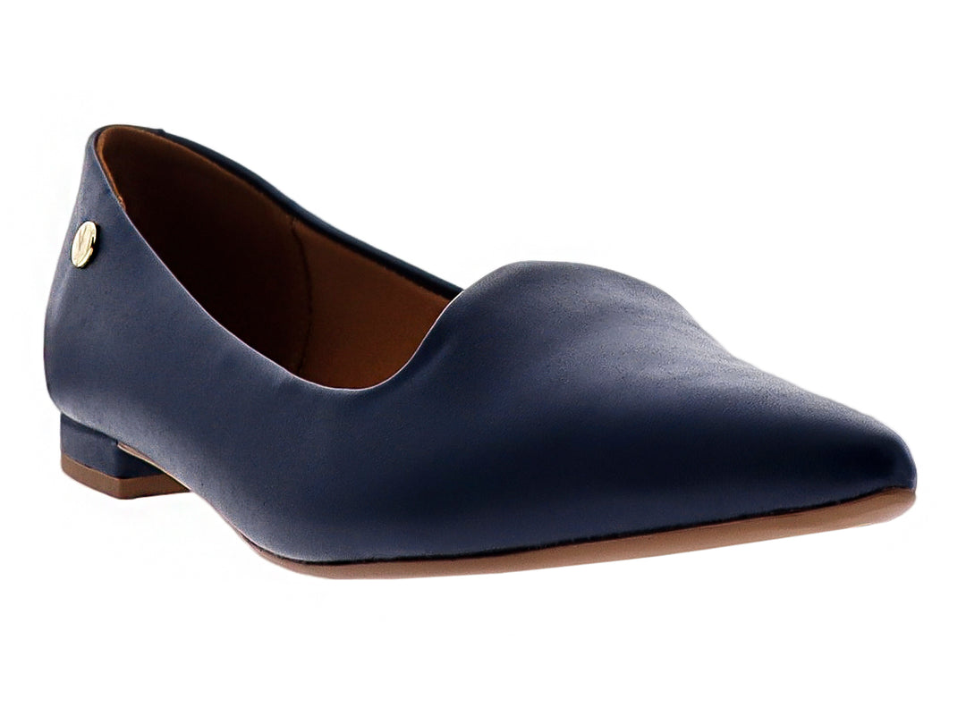 Zapato plano para mujer en color azul marino con punta afilada y tacón bajo cuadrado.