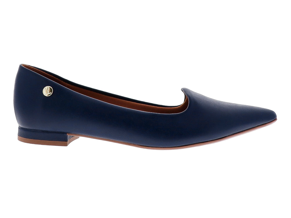 Zapato plano para mujer en color azul marino con punta afilada y tacón bajo cuadrado.