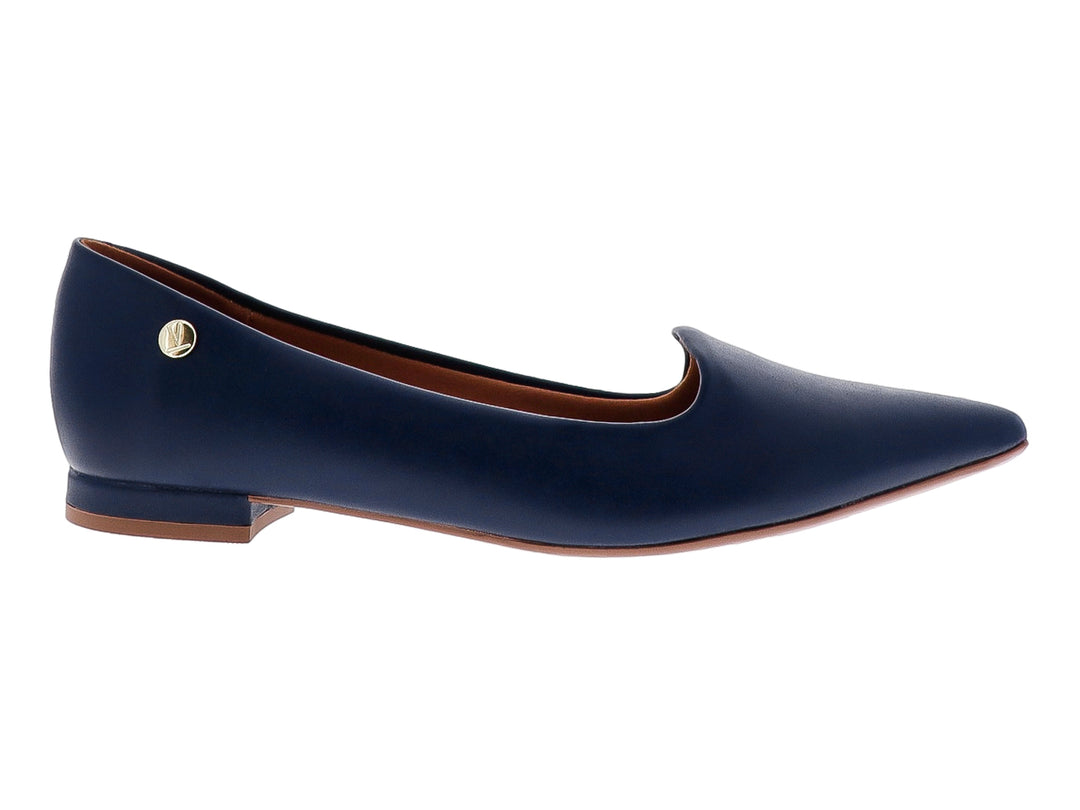 Zapato plano para mujer en color azul marino con punta afilada y tacón bajo cuadrado.