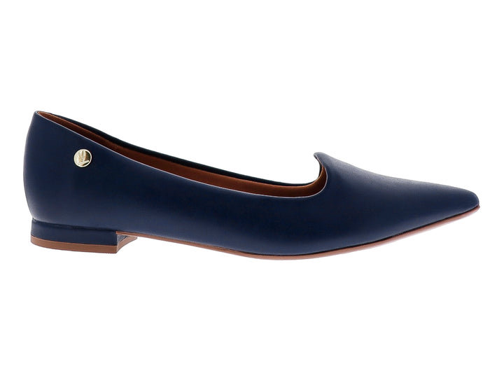 Zapato plano para mujer en color azul marino con punta afilada y tacón bajo cuadrado.