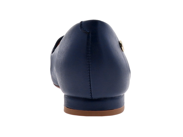 Zapato plano para mujer en color azul marino con punta afilada y tacón bajo cuadrado.