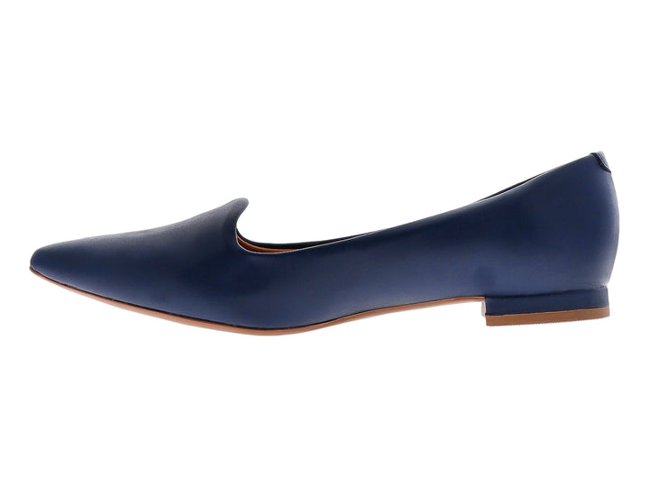 Zapato plano para mujer en color azul marino con punta afilada y tacón bajo cuadrado.