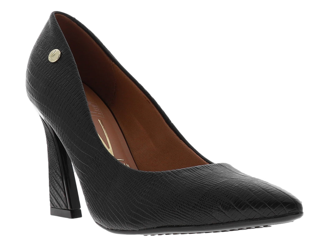 Zapato de tacón alto color negro para mujer con textura de piel de lagarto y punta redondeada.