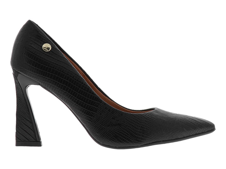 Zapato de tacón alto color negro para mujer con textura de piel de lagarto y punta redondeada.
