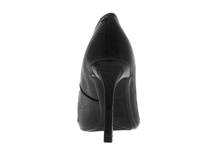 Zapato de tacón alto color negro para mujer con textura de piel de lagarto y punta redondeada.