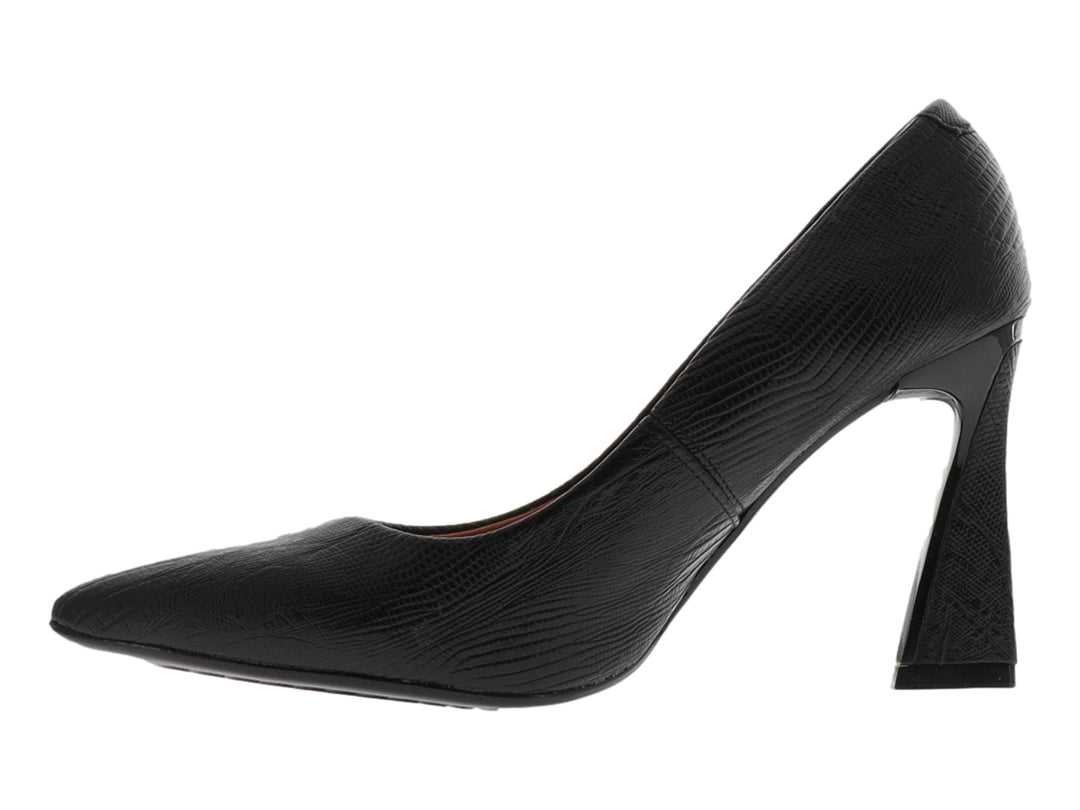 Zapato de tacón alto color negro para mujer con textura de piel de lagarto y punta redondeada.
