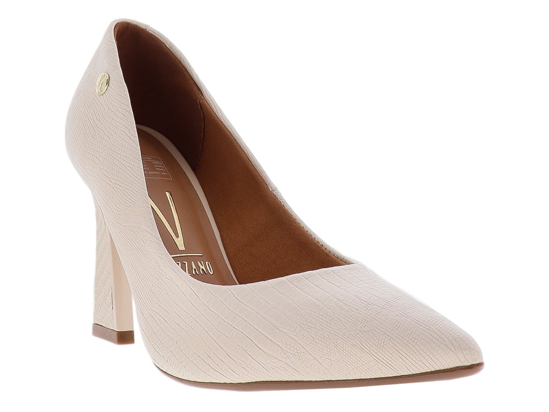 Zapato de tacón alto color creme con textura de piel de lagarto y punta cerrada.
