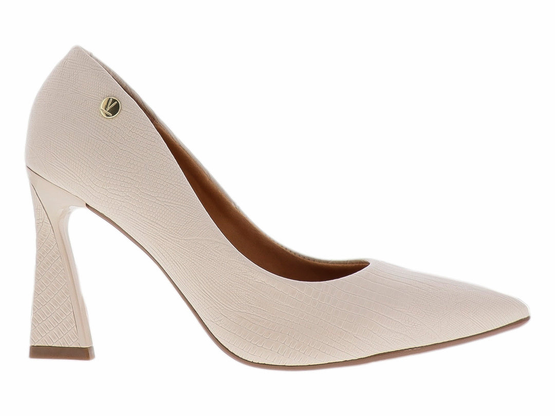 Zapato de tacón alto color creme con textura de piel de lagarto y punta cerrada.