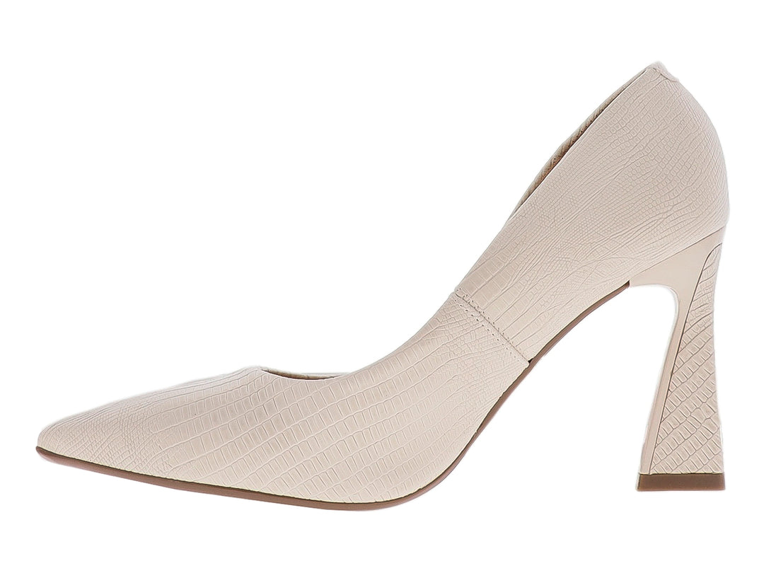 Zapato de tacón alto color creme con textura de piel de lagarto y punta cerrada.