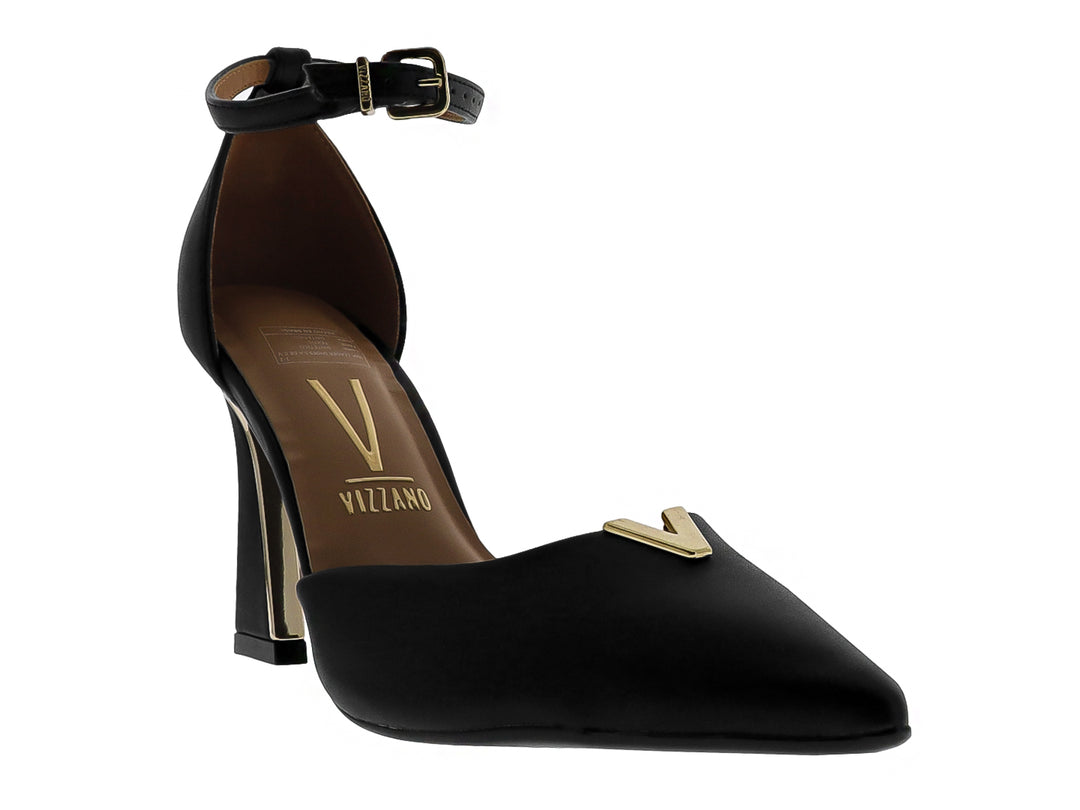 Zapato de tacón alto color negro con correa al tobillo y detalle dorado en la punta.