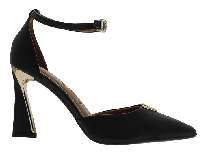 Zapato de tacón alto color negro con correa al tobillo y detalle dorado en la punta.