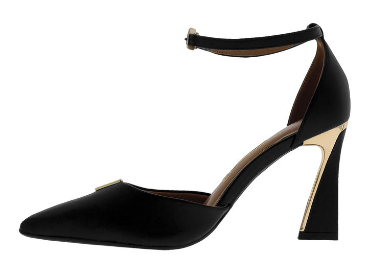Zapato de tacón alto color negro con correa al tobillo y detalle dorado en la punta.