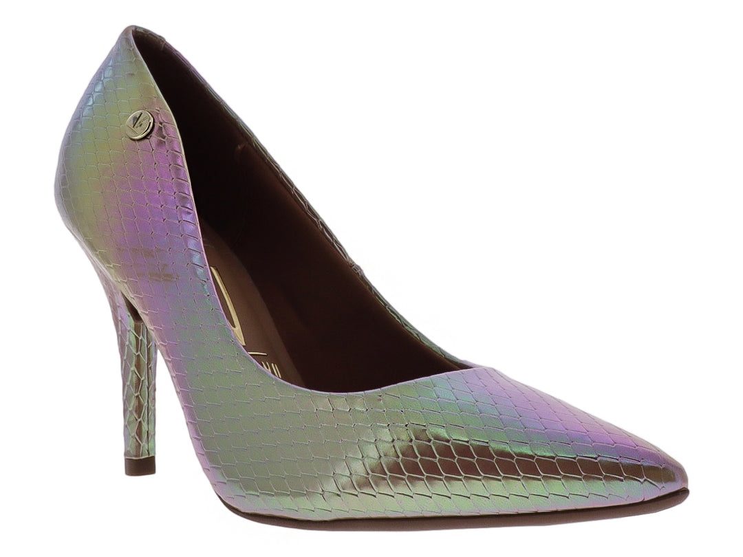 Zapato de tacón alto para mujer en color beige holográfico multicolor con textura de piel de serpiente y punta fina.