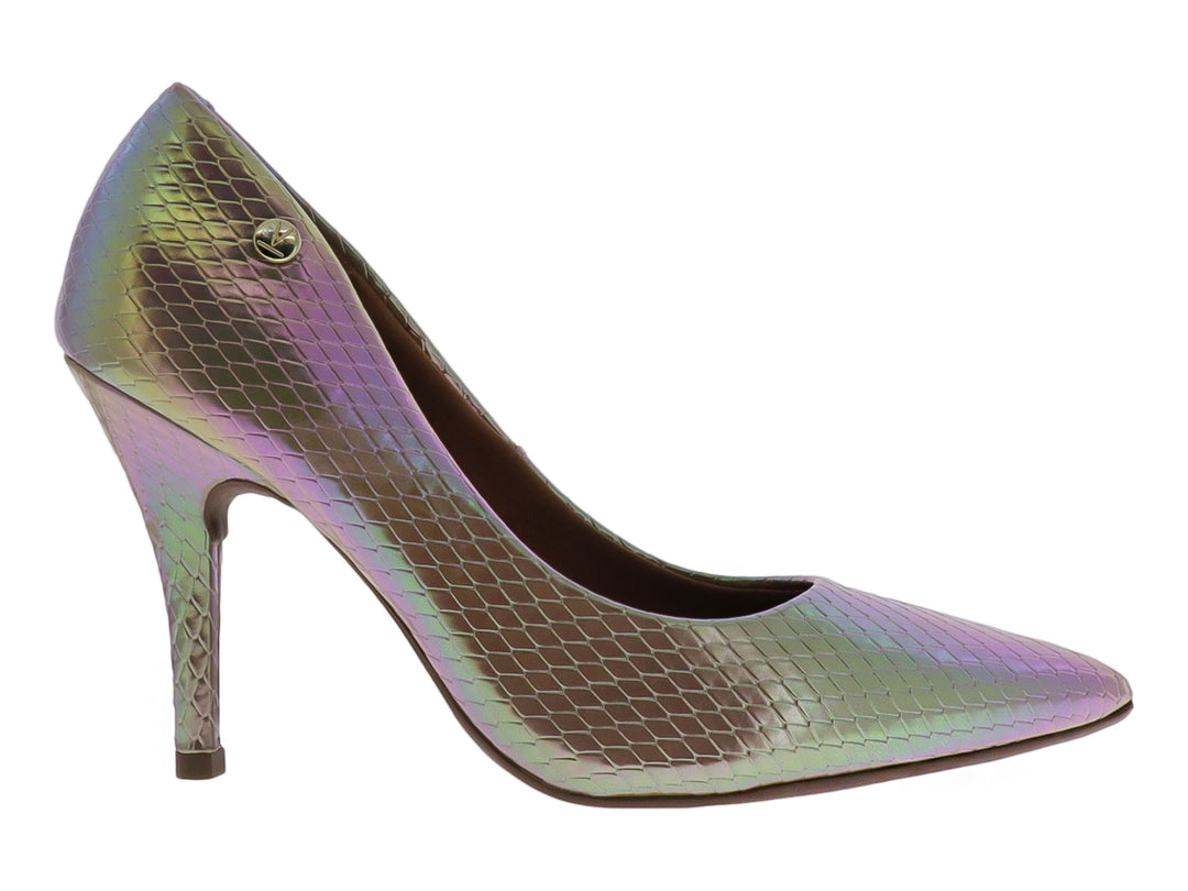 Zapato de tacón alto para mujer en color beige holográfico multicolor con textura de piel de serpiente y punta fina.
