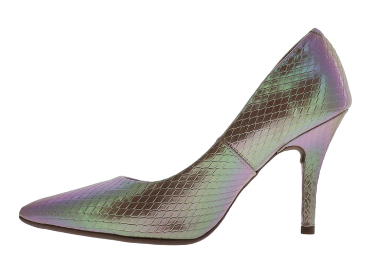 Zapato de tacón alto para mujer en color beige holográfico multicolor con textura de piel de serpiente y punta fina.