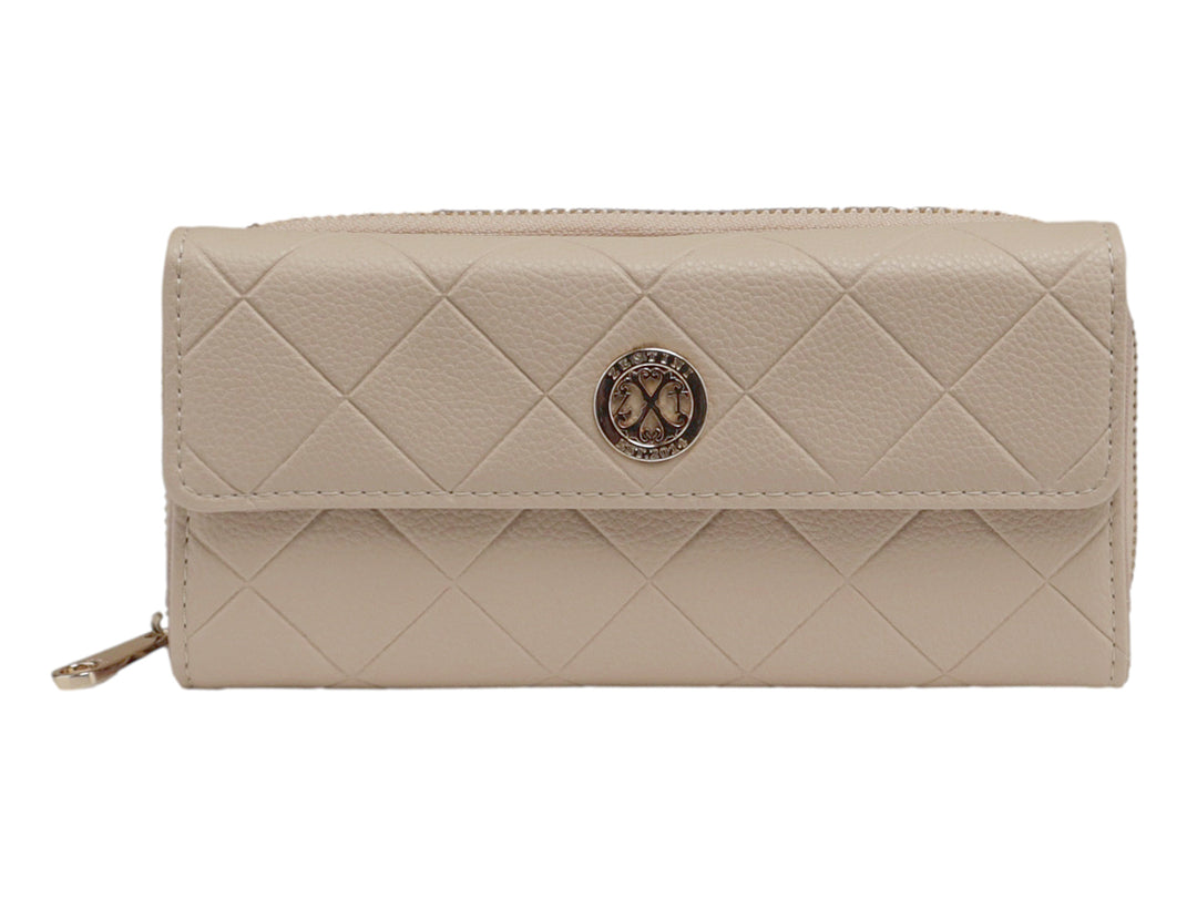 Cartera color nude con diseño acolchado de rombos y logotipo dorado central.