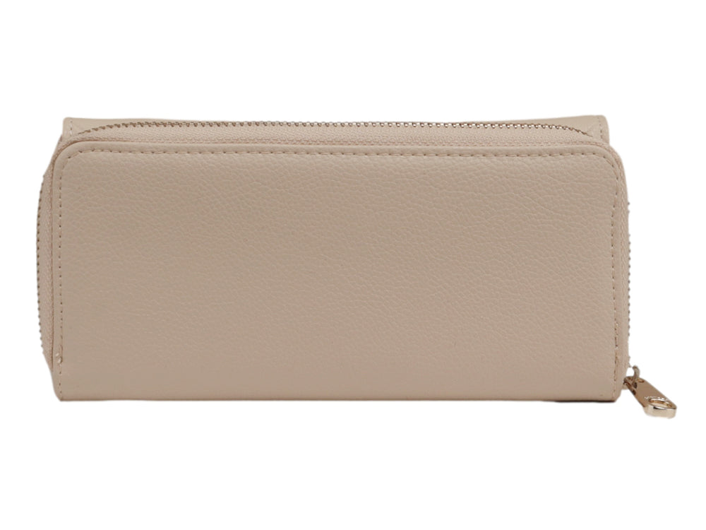 Cartera color nude con diseño acolchado de rombos y logotipo dorado central.