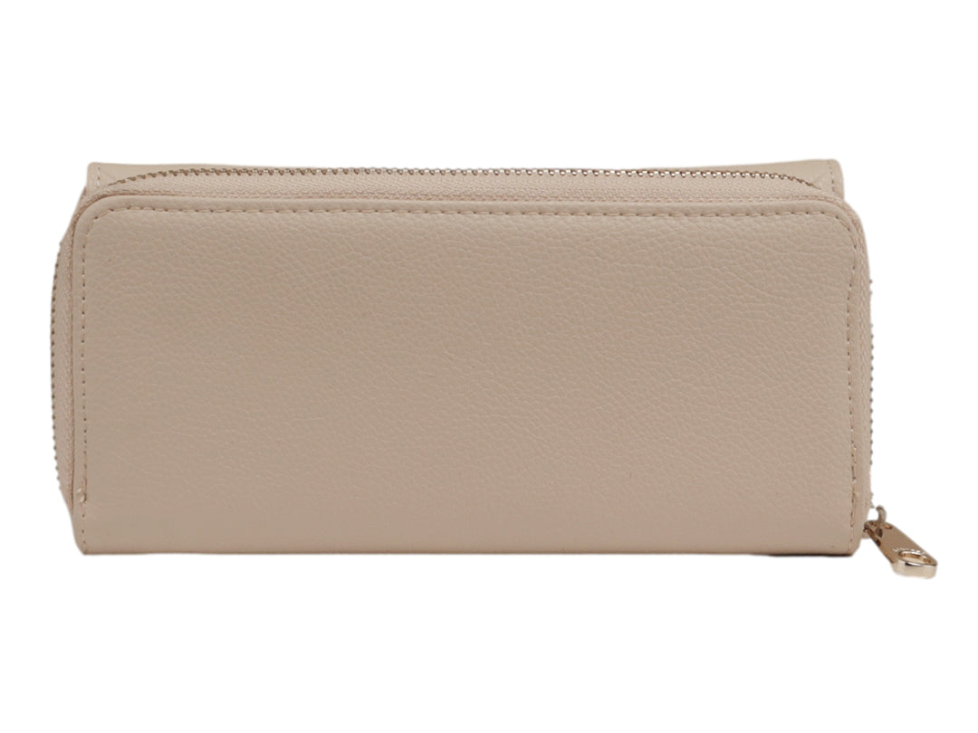 Cartera color nude con diseño acolchado de rombos y logotipo dorado central.