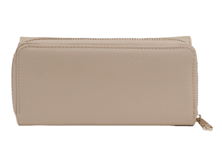 Cartera color nude con diseño acolchado de rombos y logotipo dorado central.